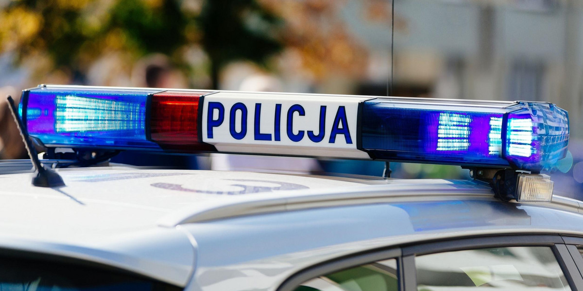 Policjanci z Opoczna eskortowali ciężarną do szpital w Końskich