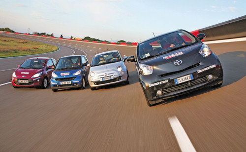 Toyota IQ kontra Ford KA, Smart i Fiat 500 - Kto robi najbardziej ciekawe mini?