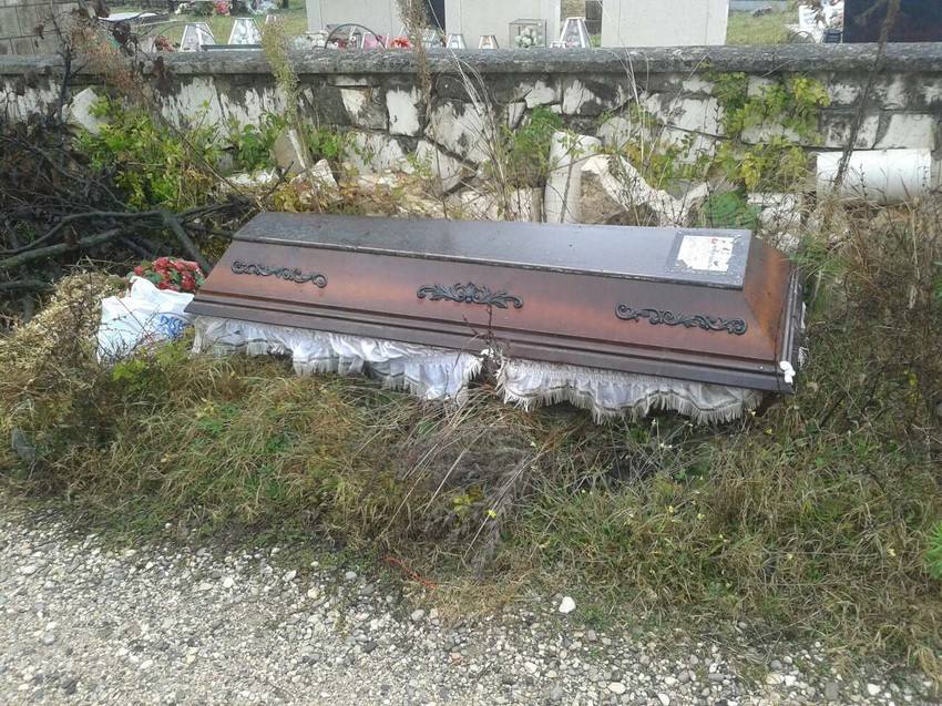 Prazan kovčeg uz put, tik uz kamenu ogradu groblja, u četvrtak ujutro prvi je primijetio mještanin Zoran Brajović, koji kaže da mu se zaledila krv u žilama