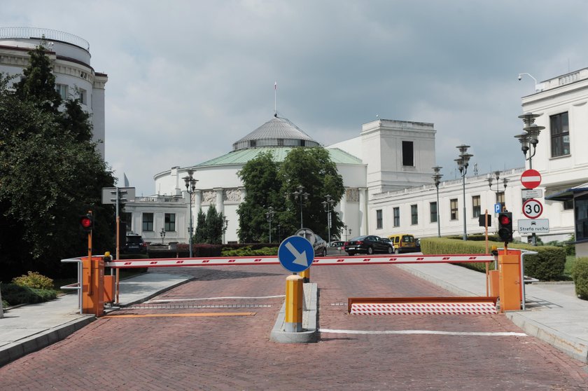 Dwie osoby opuszczają Sejm. Ale to jeszcze nie koniec protestu