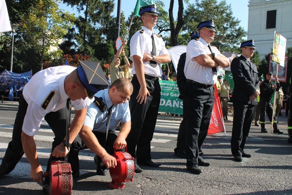 Protest związkowców przed parlamentem