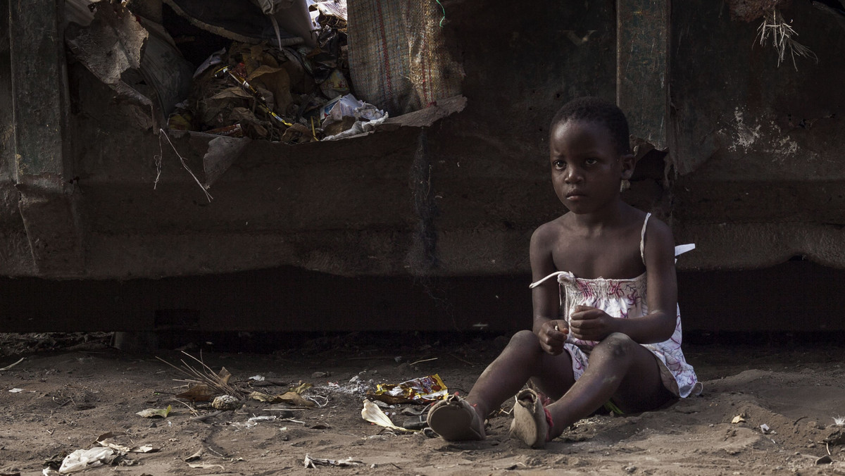 Pięcioletnia Perla przez wiele dni błąkała się po ulicach, szukając jedzenia dla siebie i młodszego brata. Byli przerażeni, głodni i chorzy. Nie wiadomo, co stało się z ich rodzicami. Rodzeństwo nie miałoby szans na przetrwanie, gdyby nie pomoc charytatywnej organizacji – SOS Wiosek Dziecięcych w Kamerunie, która zapewniła dzieciom bezpieczny dom i opiekę. Dziś Perla mieszka w SOS Wiosce Dziecięcej, z nową mamą SOS. Może chodzić do szkoły i cieszyć się dzieciństwem.