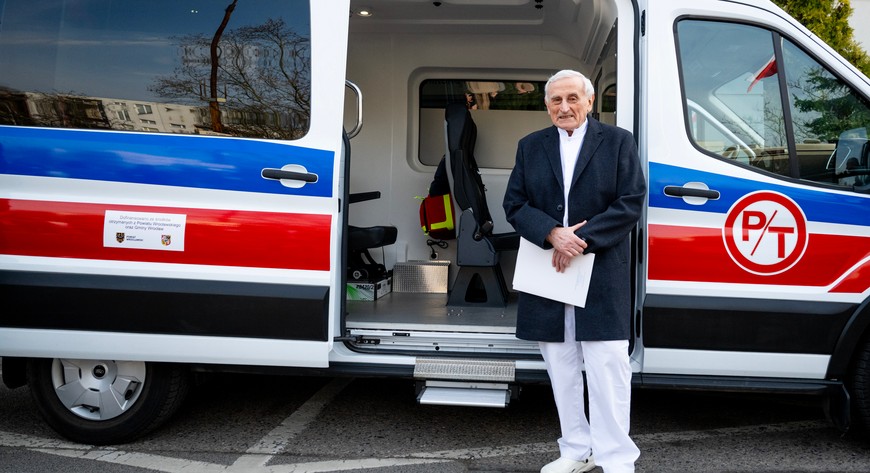 - Dzięki temu ambulansowi nasi pacjenci nie będą już musieli godzinami czekać na transport - zaznacza prof. Wojciech Witkiewicz. 