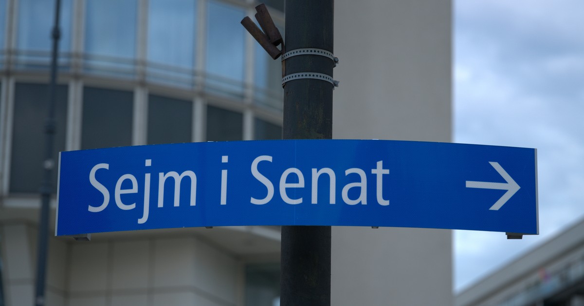 Te partie idą łeb w łeb, jedno ugrupowanie poza Sejmem. Jest najnowszy sondaż wyborczy