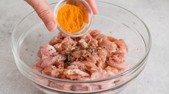 Zanurz kurczaka w jogurcie, a potem usmaż. To szybki i prosty sposób na pyszne i soczyste danie