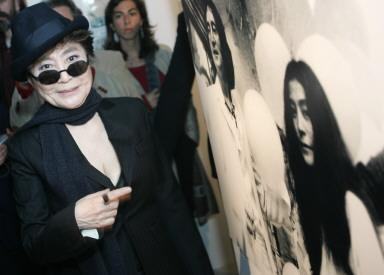 Yoko Ono na wernisażu wystawy &quot;John Lennon - Unfinished music&quot; w Paryżu, 19 października 2005, fot. AFP