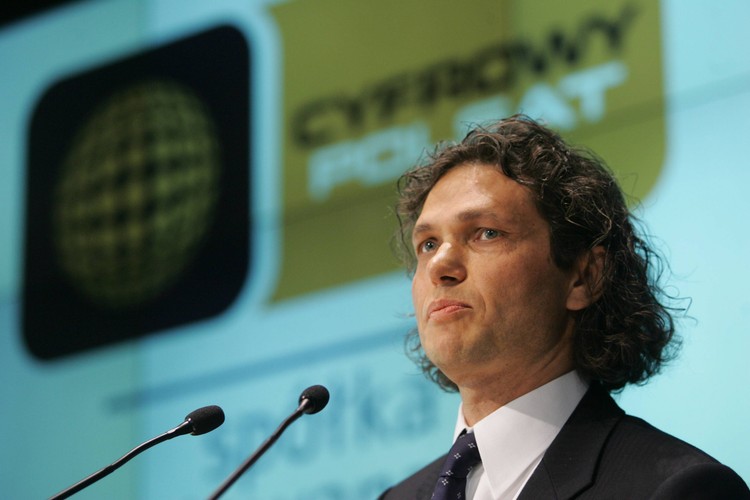 <b>Dominik Libicki prezesem Cyfrowego Polsatu</b>
<br>
<br>
Połączenie operacyjne Polkomtelu, operatora komórkowego, dostawcy internetu, Cyfrowego Polsatu (CP), platformy satelitarnej i telewizji, to pierwszy taki proces na świecie. Ale Dominik Libicki, prezes CP, świetnie zna się na fuzjach, więc jego nowy projekt ma duże szanse powodzenia.