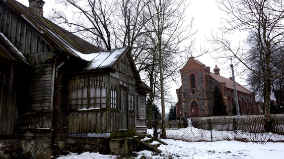 Jest unikalny. Zabytkowy, drewniany dom w Lachowie