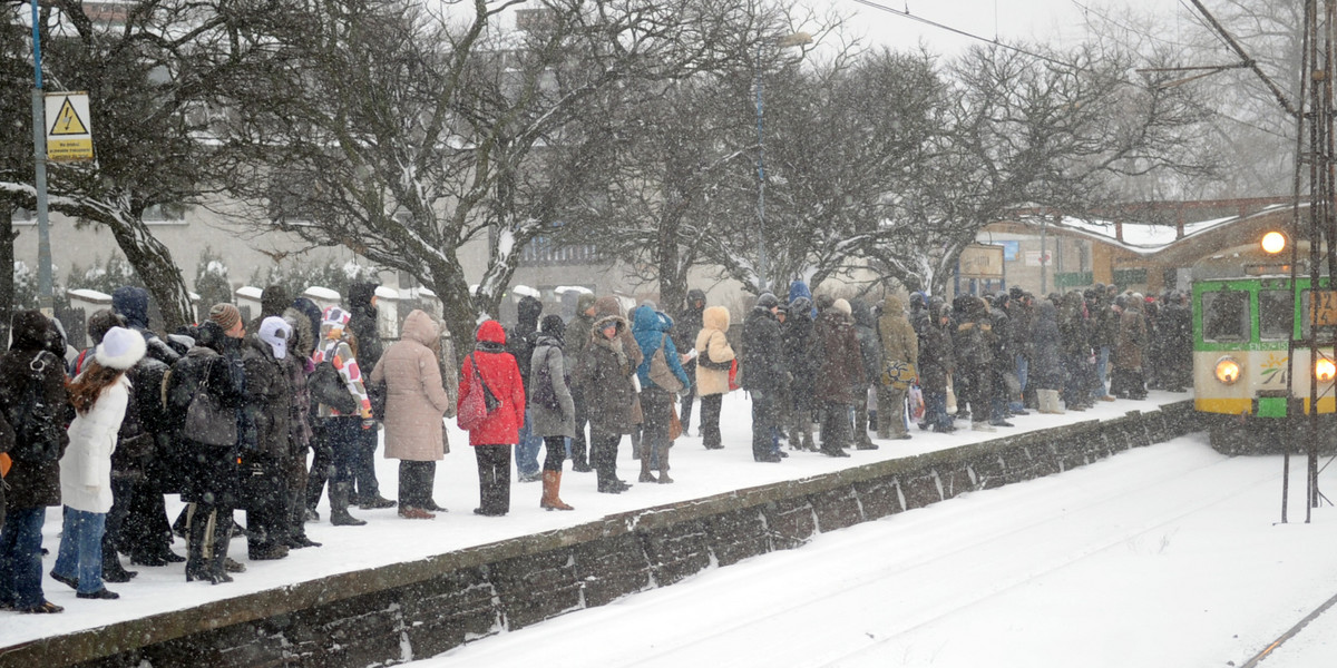 ludzie czekający na pociąg