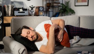 Spavanje na kauču narušava cirkadijalni ritam i unutrašnji sat, povećavajući rizik od hroničnih bolesti
