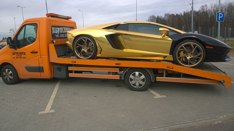 Nowe życie złotego Aventador na Litwie?