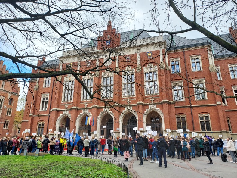 Protest pod siedzibą Uniwersytetu Jagiellońskiego, którego szpital także nie respektuje zapisów ustawy