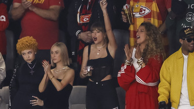 Taylor Swift w drogiej stylizacji kradnie show na Super Bowl 2024. Tak wspierała chłopaka
