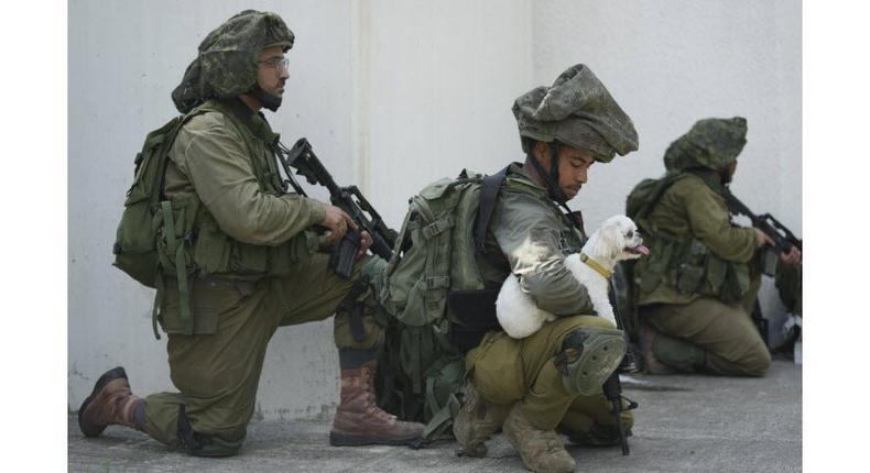 l-armee-israelienne-a-exige-l-evacuation-vers-le-sud-de-tous-les-civils-la-zone-nord-de-la-bande-de-gaza-photo-sipa-erik-marmor-ap-1697265878