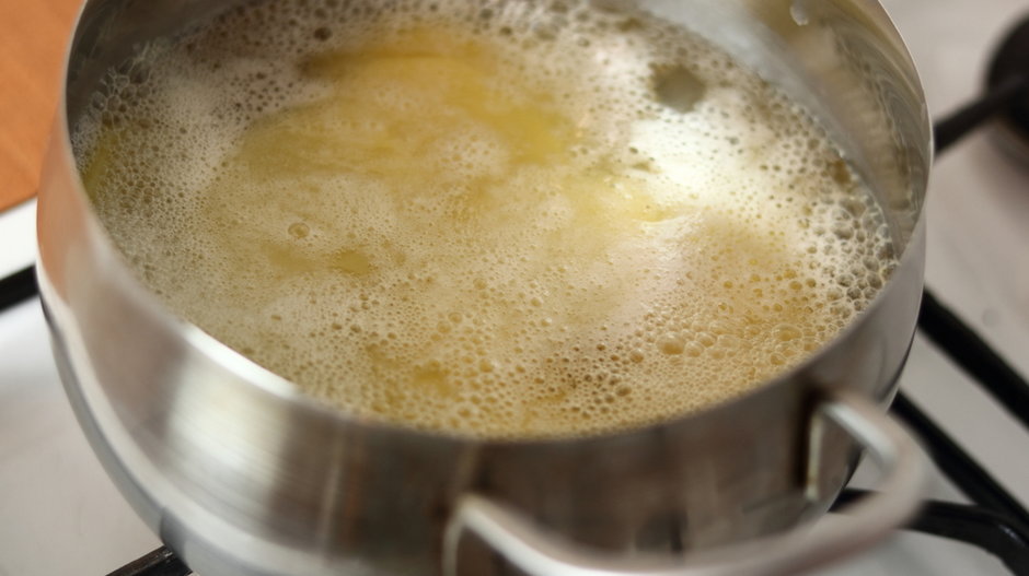 Woda z gotowania ziemniaków to doskonały naturalny nawóz dla roślin