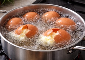 Ovo je razlog zašto vam jaja pucaju tokom kuvanja