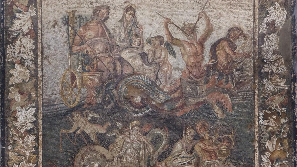 Posejdon i Amfitryta w powozie ślubnym ciągniętym przez Trytona. Rzymska mozaika z tzw. Domu Wielkiego Księcia w Pompejach, obecnie wystawiana w Narodowym Muzeum Archeologicznym w Neapolu, I wiek p.n.e.