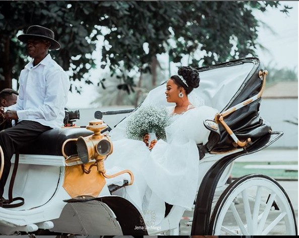 This bride used a carriage to meet her groom and it's beautiful