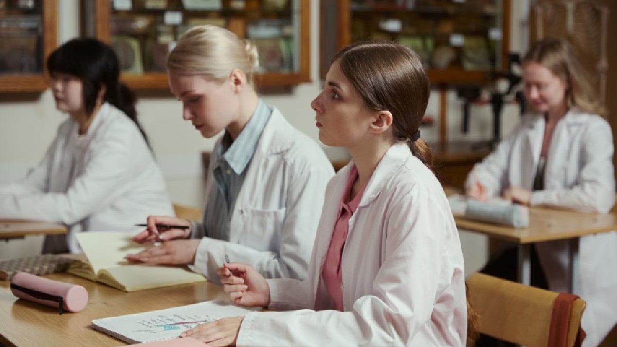 Medicii rezidenți contestă examenul de specialist: „Noi ținem spitalele în picioare, dar suntem incompetenți doar la examene. A fost un test de moarte subită cardiacă”