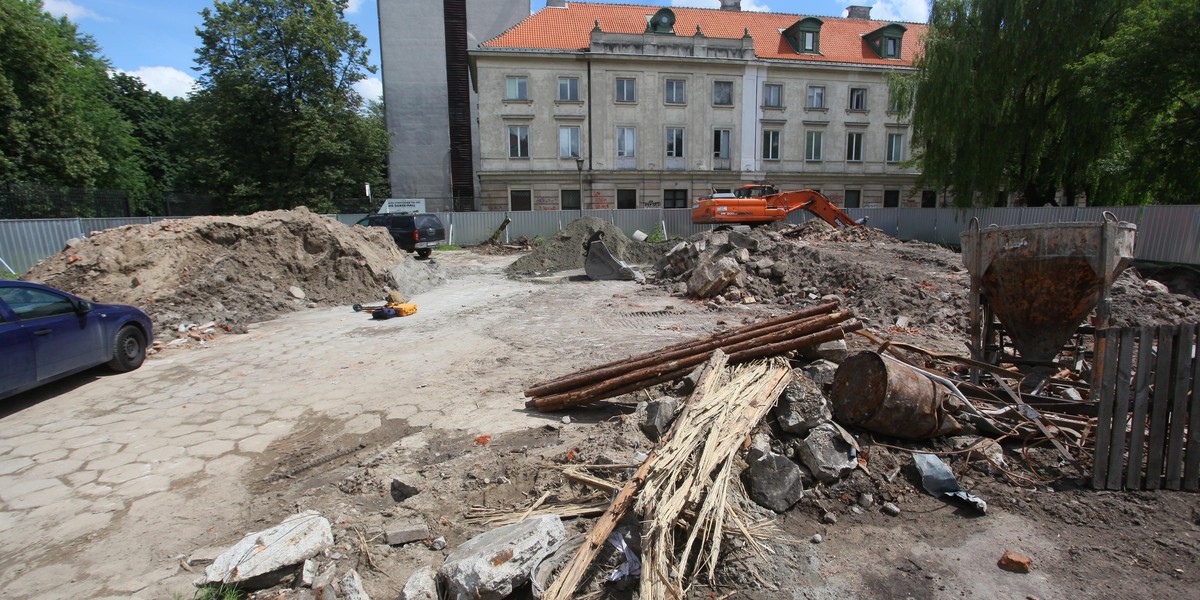 Szok! Prezydent Warszawy oddała działkę z powstańczą mogiłą