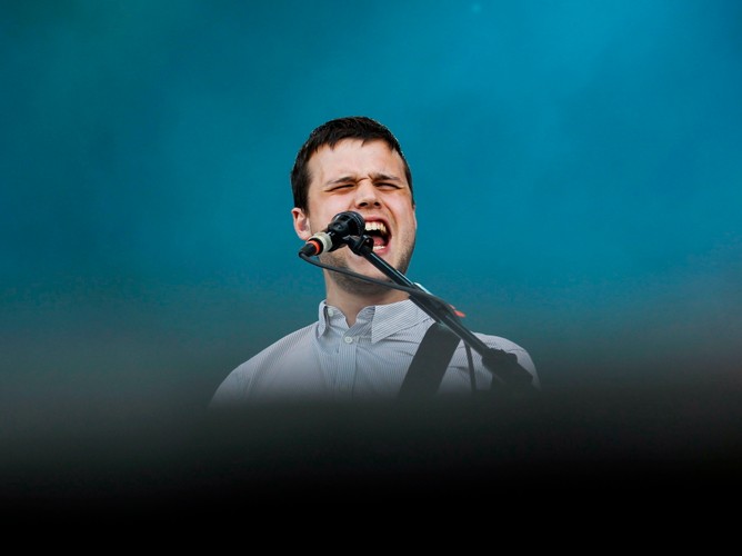 Wokalista White Lies, Harry McVeigh na Optimus Alive Music festival w Portugali