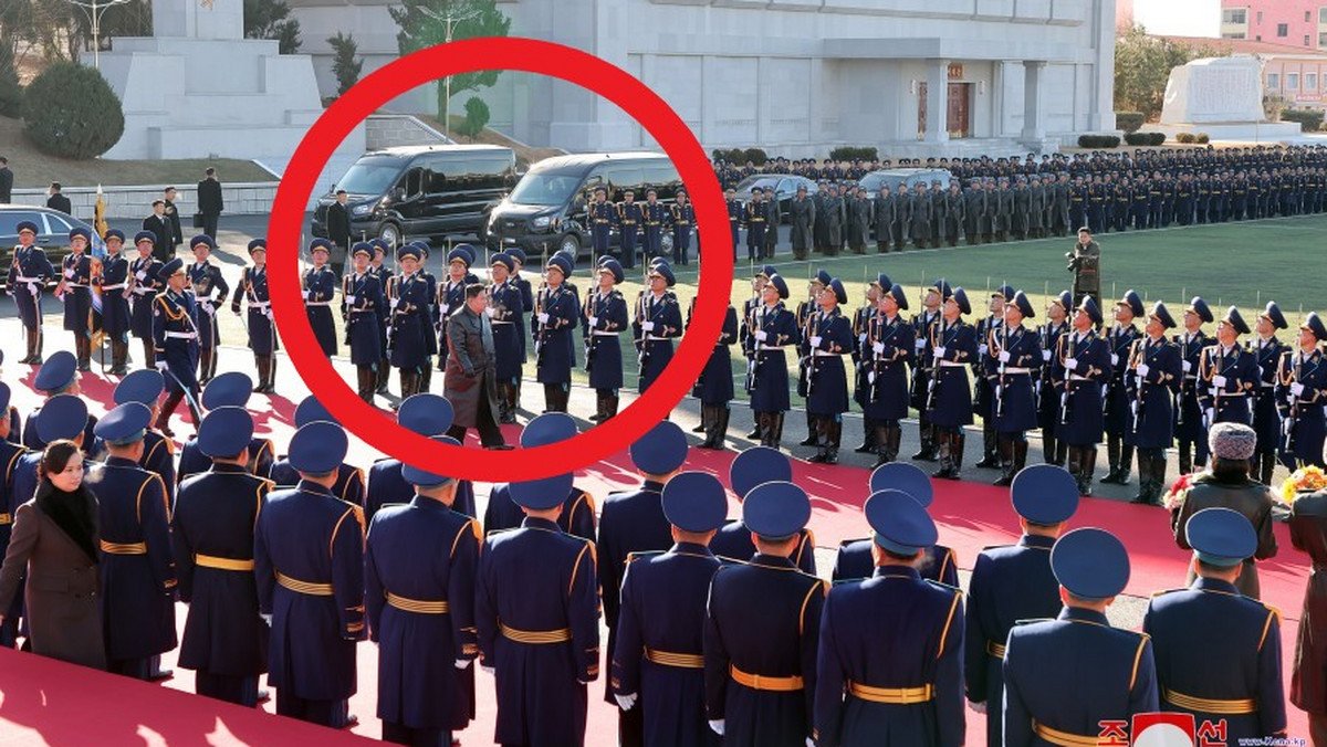 Kim Dzong Un i jego świta podczas ostatniej inspekcji sił powietrznych w Korei Północnej korzystali z nowych samochodów dostawczych marki Ford. Ta informacja wynika z analizy zdjęć mediów państwowych przeprowadzonej przez serwis NK News. 