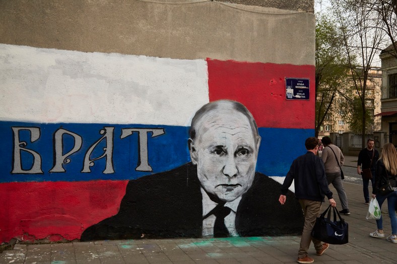 Mural przedstawiający prezydenta Rosji Władimira Putina z podpisem "Brat", Belgrad, 29 marca 2022 r.