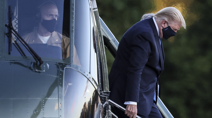Donald Trump megérkezik a kórházba. / Fotó: MTI/EPA
