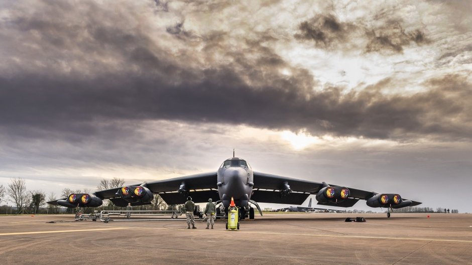 Amerykański bombowiec B-52 w bazie RAF w Wielkiej Brytanii