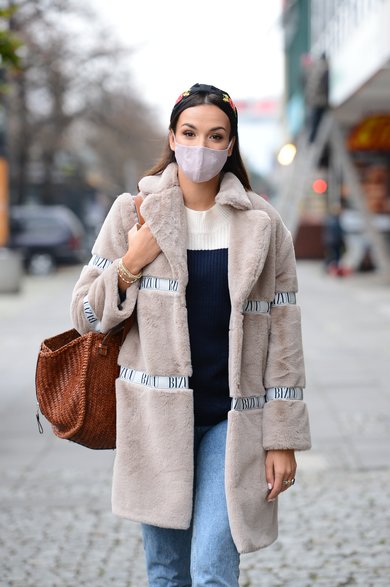 Paulina Krupińska w beżowym futerku