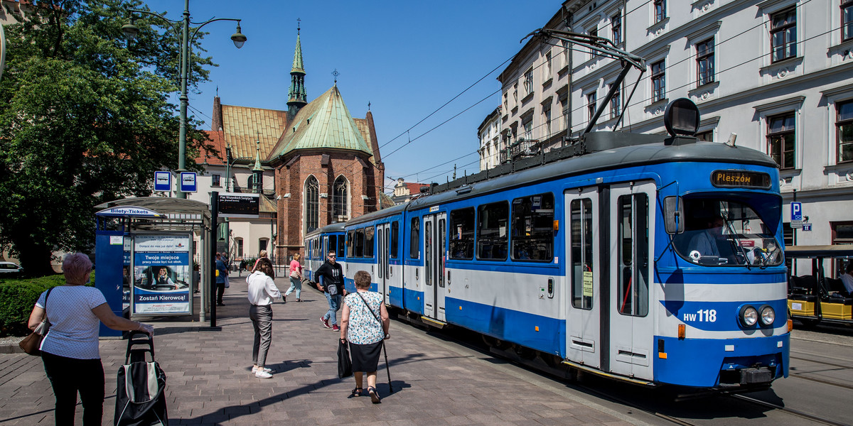 Uczniowie podstawówek mogą korzystać z krakowskiej komunikacji miejskiej za darmo. 