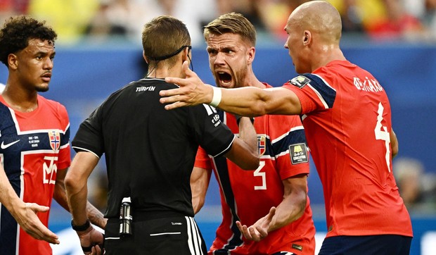 Norveški fudbaleri protestuju kod sudije posle izjednačujućeg gola Džuda Belingema | Foto: REUTERS/Dylan Martinez