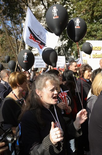 Pikieta pracowników sądów i prokuratur przed ministerstwem sprawiedliwości