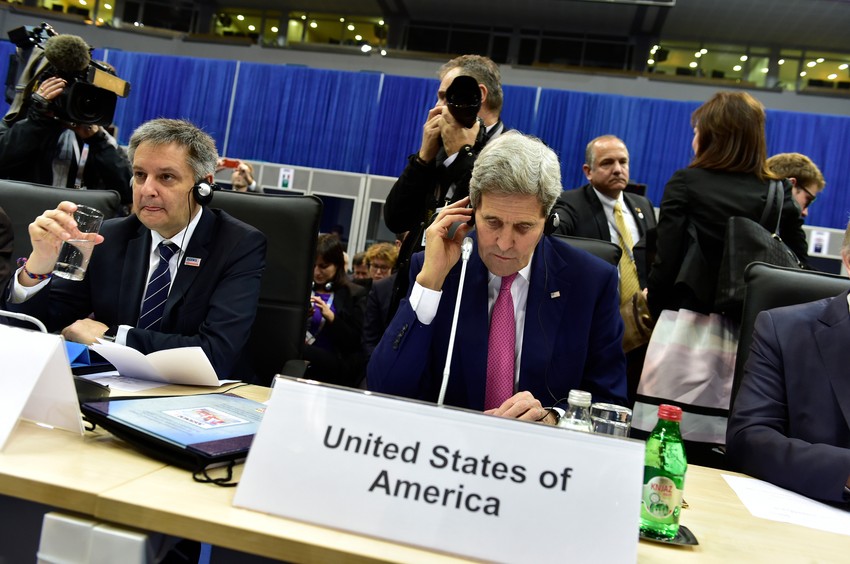 Džon Keri na Ministarskom sastanku OEBS u Beogradu - Mislim da znamo da se ovo ne može potpuno dobiti iz vazduha ukoliko nema mogućnosti da pronađemo kopnene trupe koje su spremne za borbu protiv "Daeša" - rekao je Keri koristeći arapsku skraćenicu za Islamsku državu.