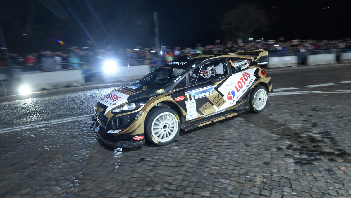 Zwycięzcy Rajdu Barbórka Kajetan Kajetanowicz z pilotem Jarosławem Baranem (Ford Fiesta WRC) triumfowali także na trasie Kryterium Karowa, kultowego odcinka specjalnego rozgrywanego na koniec sezonu w Warszawie.