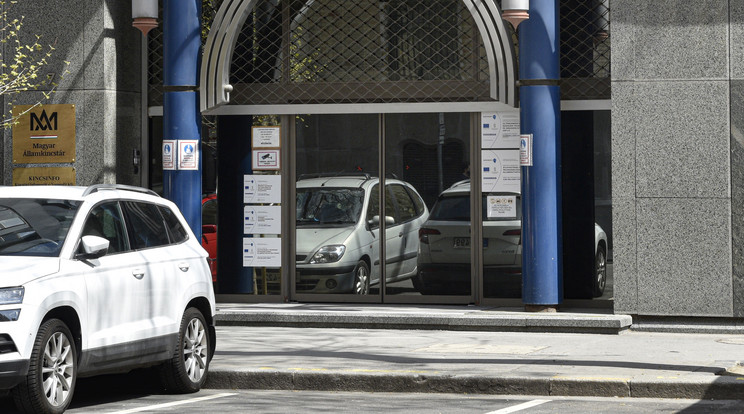 A Magyar Államkincstár irodaházának bejárata a főváros V. kerületében, a Hold utca 7. szám alatt /Fotó: MTVA/Bizományosi: Róka László