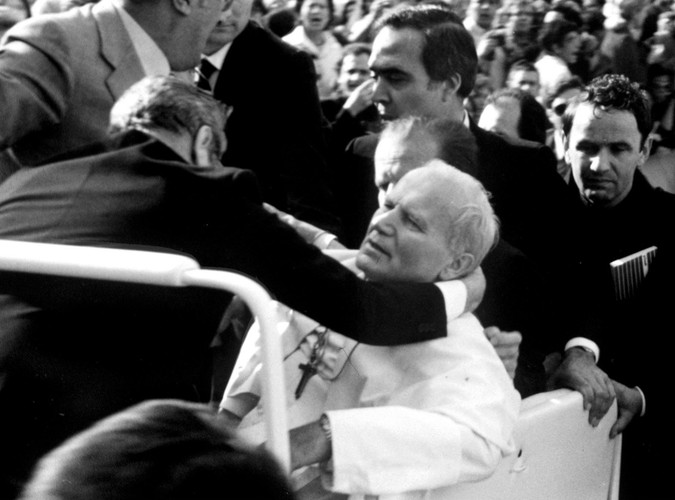 13 maja 1981: Jan Paweł II sfotografowany tuż po zamachu, do którego doszło przed audiencją generalną na Placu Świętego Piotra w Watykanie