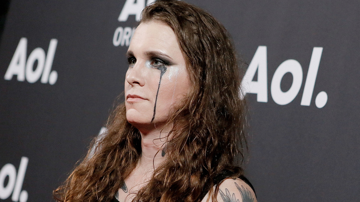 Laura Jane Grace, wokalistka Against Me!, zagrała koncert w Północnej Karolinie. Ze względu na prawo panujące w tamtym miejscu (np. transwestyści nie mogą korzystać z łazienek przeznaczonych dla osób innej płci niż podana w ich aktach urodzenia) wielu artystów odwołało już swoje występy w tym stanie. Laura Jane Grace okazała swój sprzeciw wobec prawu paląc na scenie swój akt urodzenia.