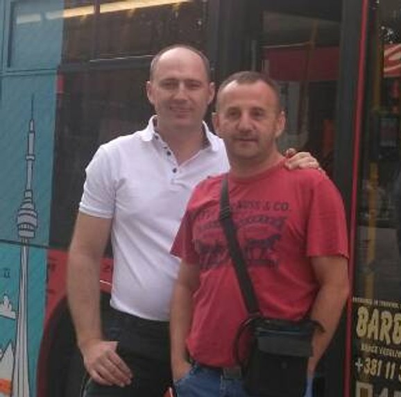 Ivan (u crvenoj majici) sa kolegom