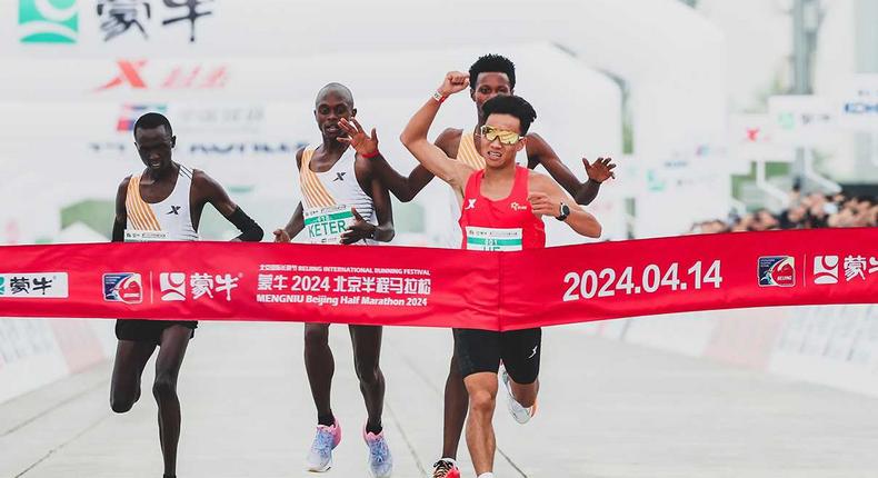 He Jie winning the Beijing Half Marathon. (Image source: Weibo)
