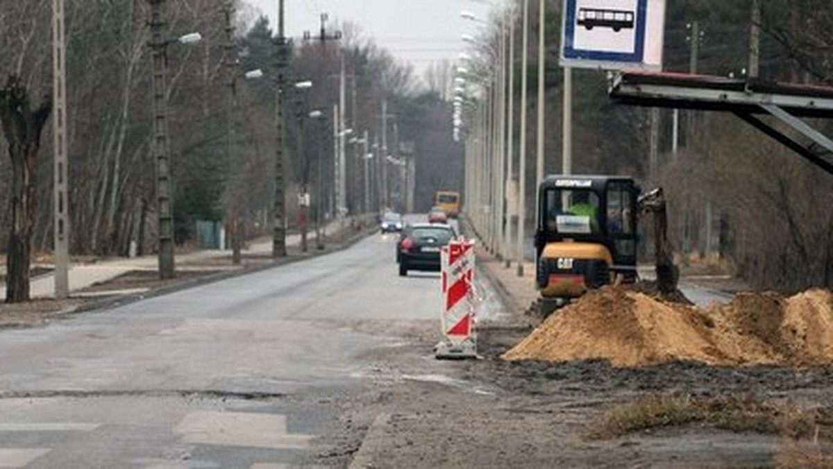 "Polska Dziennik Łódzki": Remont ul. Rudzkiej, który rozpoczął się jesienią 2010 r. miał trwać do końca listopada. Roboty przedłużono jednak do końca roku. Teraz okazuje się, że potrwają do maja. Tymczasem mieszkańcy ul. Rudzkiej już zauważyli kilka niedoróbek na remontowanej ulicy.