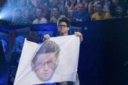 Dotkliwa kara za biało-czerwoną flagę wetkniętą w psie odchody