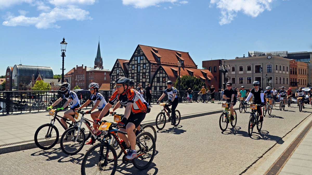 Bydgoszcz to jedno z najbardziej "rowerowych" miast w całym kraju. Tak bardzo pokochała rowery, że sama organizuje ogólnopolską rywalizację w ilości przejechanych kilometrów. Jej mieszkańcy mogą wygrać puchar, jeśli we wrześniu będą licznie korzystać z licznych ścieżek i szlaków rowerowych. Poniżej przedstawiamy niektóre z nich.