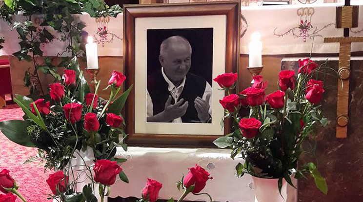 Usztics Mátyás fényképét vörös 
rózsákkal vették 
körbe a rá emlékező tisztelői, színésztársai