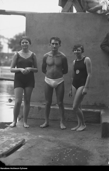 Wakacje w przedwojennej Polsce (na zdjęciu: plażowicze w strojach kąpielowych w 1927 r.)