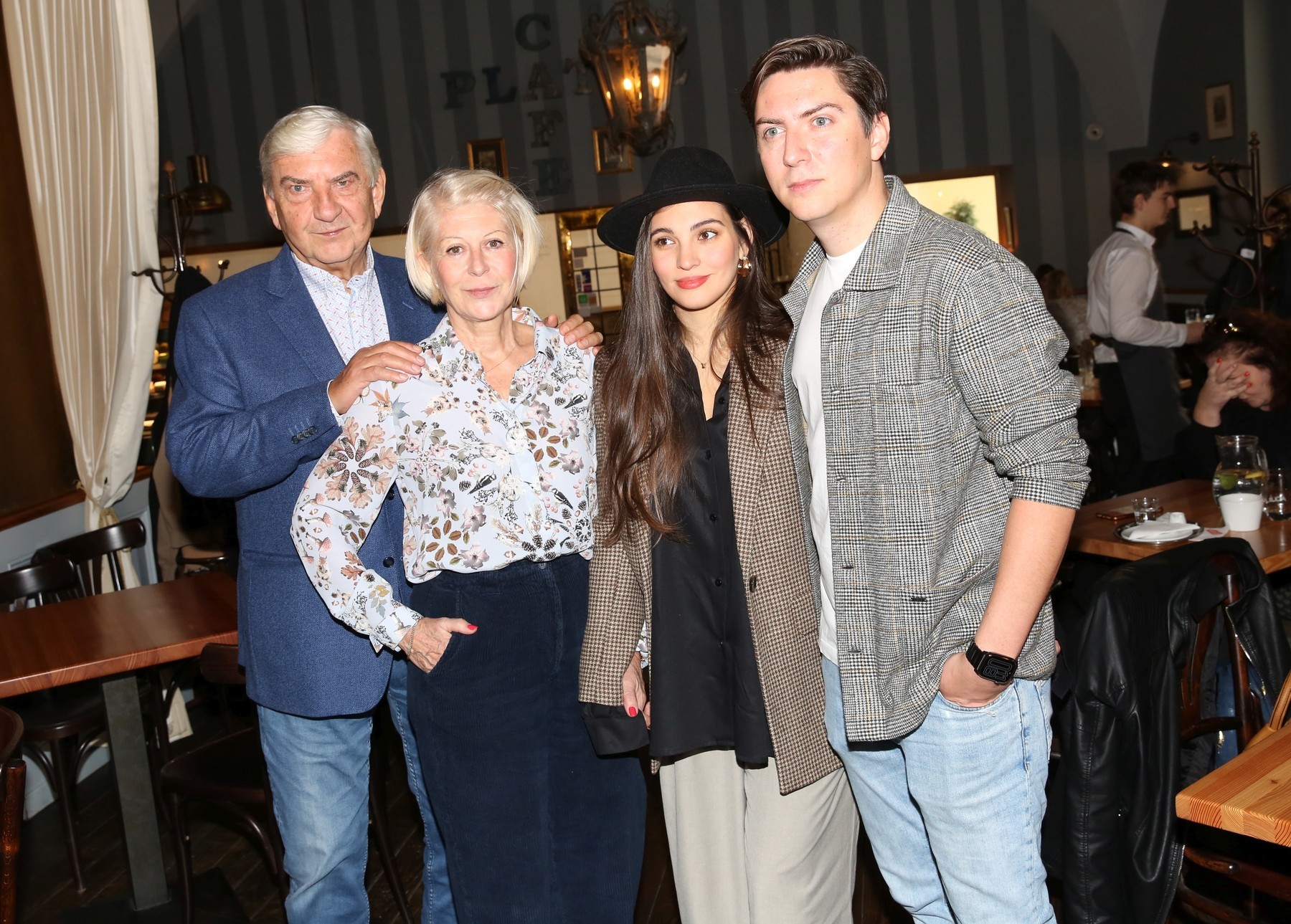 Miroslav Donutil s manželkou, synom Martinom a jeho manželkou Sárou. 