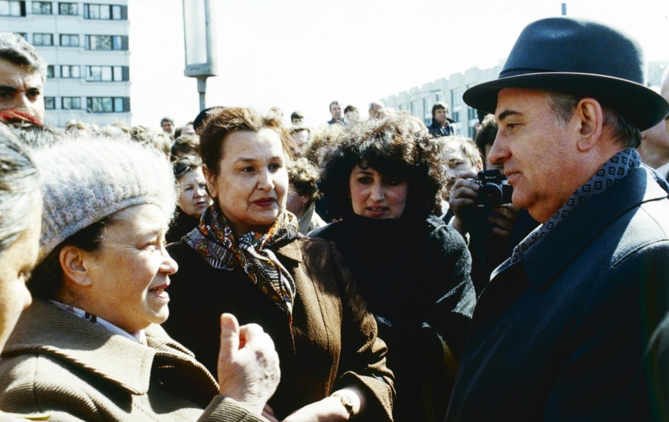 Michaił Gorbaczow rozmawia z mieszkańcami Leningradu (dzisiejszego Sankt Petersburga). ZSRR, 17 maja 1985 r.