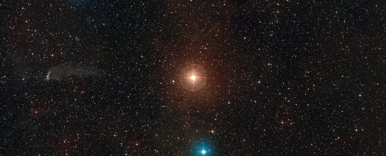 L2 Puppis - czerwony olbrzym podobny do SPLUS J2104-0049