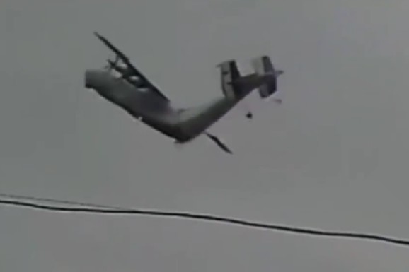 (VIDEO) TRENUTAK RASPADA AVIONA U VAZDUHU Ponos ruske avijacije se PREPOLOVIO, pa survao u jezero: JEZIVE SCENE uhvaćene na kameri