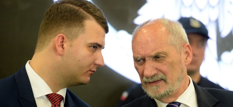 26-letni rzecznik MON zasiada w radzie nadzorczej i "kończy studia". Macierewicz chwali go za lojalność